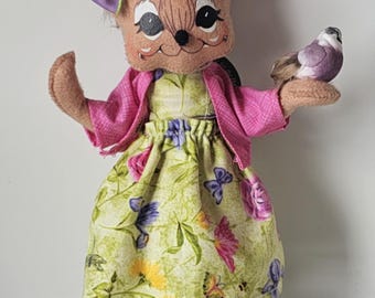 Muñeca Annalee Suzie Mouse, pájaro cantor de 8 pulgadas, firmada y numerada. Ensamblada en Meredith, NH, EE. UU.