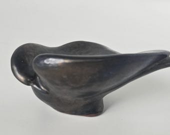 Figura de cisne de cerámica roja con esmalte negro iridiscente o negro metálico, firmada, 1986.
