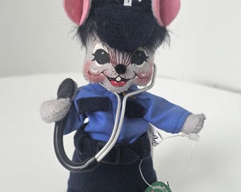 Muñeca Annalee de la colección exclusiva de ratones de servicios de emergencia, firmada.