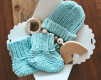 Newborn Baby Shower Gift Set, Holiday gift for baby, Hand Knitted Baby Booties and Hat, New Mom gift Idea | Gift Box for Baby |Blue Baby