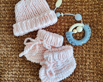 Pink Newborn Baby Shower Gift Set | Hand Knitted Baby Booties and Hat | Wooden Toy| New Mom gift Idea | Gift Box for Baby |Pink Baby