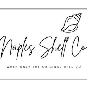 Op de afbeelding: Een zwart-wit logo met een lijntekening van een schelp in de rechterbovenhoek. De tekst luidt Naples Shell Co. in een cursief handschrift, met de zin WHEN ONLY THE ORIGINAL WILL DO in hoofdletters onder de naam.