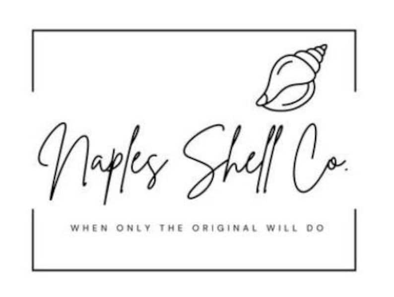 Op de afbeelding: Een zwart-wit logo met een lijntekening van een schelp in de rechterbovenhoek. De tekst luidt Naples Shell Co. in een cursief handschrift, met de zin WHEN ONLY THE ORIGINAL WILL DO in hoofdletters onder de naam.