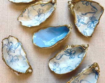 Voorstel bruidsmeisjes Oyster Shell sieradenschaalset | Aangepast huwelijksfeestcadeau | Iets blauws bruidsherinnering | Set van 7"