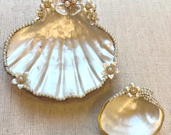Parelmoer bruidsschelpset 'The Something White' | Trouwringschaal en bijpassende snuisterijschelp | Kustbruidcadeau |