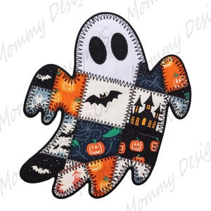 Może przedstawiać: Aplikacja z tkaniny w kształcie ducha z patchworkowym wzorem o tematyce Halloween, zawierającym pomarańczowe dynie, czarne nietoperze i sylwetkę nawiedzonego domu, wykończona grubymi, czarnymi szwami w kształcie zygzaka.
