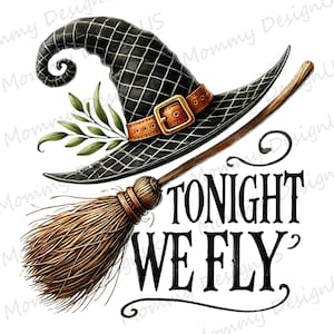 Puede incluir: Un sombrero de bruja negro con patrón de rejilla blanca, un cinturón de cuero marrón con hebilla dorada y hojas verdes, sobre una escoba de madera y el texto negro TONIGHT WE FLY, todo sobre un fondo blanco liso.