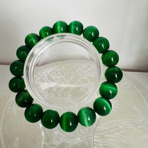 Grönt kattögaarmband. Unikt.
