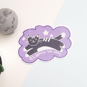 Katzensticker - I'ts gonna be okay in lila & schwarz | Glossy Vinyl Sticker | Tieraufkleber | Laptop Sticker | Süßer Kawaii Quote Sticker