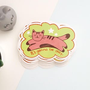Adesivo de gato - Vai ficar tudo bem em marrom e verde | Adesivos de vinil brilhantes | Adesivos de animais | Adesivos para laptop | Adesivo fofo com citação kawaii