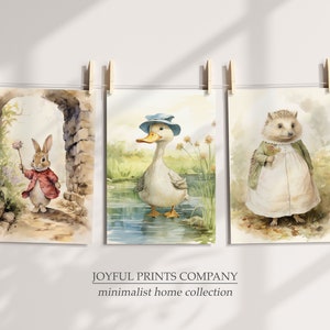 Op de afbeelding: Drie aquarel illustraties van dieren in een grillige stijl. Een konijn met een rode jas houdt een bloem vast, een eend met een blauwe hoed staat in een vijver en een egel met een jurk houdt een boeket bloemen vast.