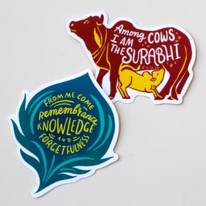 Puede incluir: Dos pegatinas. Una presenta una vaca granate y un ternero amarillo con el texto "Among cows I am the Surabhi". La otra es de color verde azulado y tiene las palabras "From me come remembrance, knowledge, and forgetfulness."