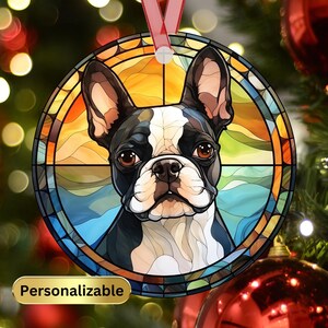 Pu&ograve; includere: Ornamento natalizio rotondo con un cane Boston Terrier in un design a vetrata. Il cane ha segni neri, bianchi e marroni. Lo sfondo ha colori arancioni, gialli e blu. La parola "Personalizzabile" &egrave; visibile.