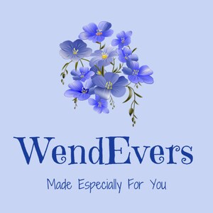 Pu&ograve; includere: Illustrazione digitale di un bouquet di fiori blu con centri gialli e steli verdi. Il testo "WendEvers" &egrave; scritto in blu scuro, con il testo "Made Especially For You" sotto.