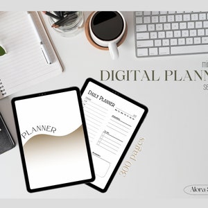 Może przedstawiać: Cyfrowy planer na tablecie z białym tłem i tekstem "DAILY PLANNER" i "300 pages". Tablet leży na białym tle z klawiaturą, filiżanką kawy i notesem.