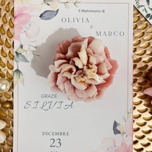 Segnaposto nozze, prima comunione, cresima, battesimo, laurea. Cartoncino con grafica personalizzata e fiore in cera profumato