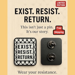 Può includere: Spilla in smalto bianco e nero con le parole "EXIST. RESIST. RETURN." in una cornice quadrata. La spilla è accanto a un supporto nero con due perni. Il testo "Wear your resistance" è in basso.