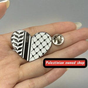 Keffiyeh Anstecknadel in Herzform - Eine Mischung aus Kultur und Liebe