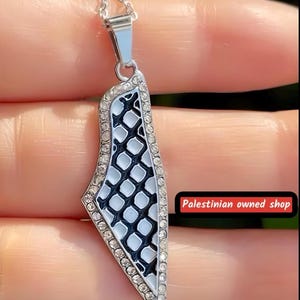 Palestine Map Necklace with Keffiyeh Pattern and Rhinestones - A Symbol of Strength and Solidarity
