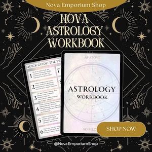 Könnte beinhalten: Zwei digitale Tablets mit einem Astrologie-Arbeitsbuch. Eines zeigt "ASTROLOGY WORKBOOK" mit einem Tierkreisrad-Grafik. Das andere zeigt eine "SCHNELLANLEITUNG" mit nummerierten Punkten. Der Hintergrund ist schwarz mit Himmelsdesigns.