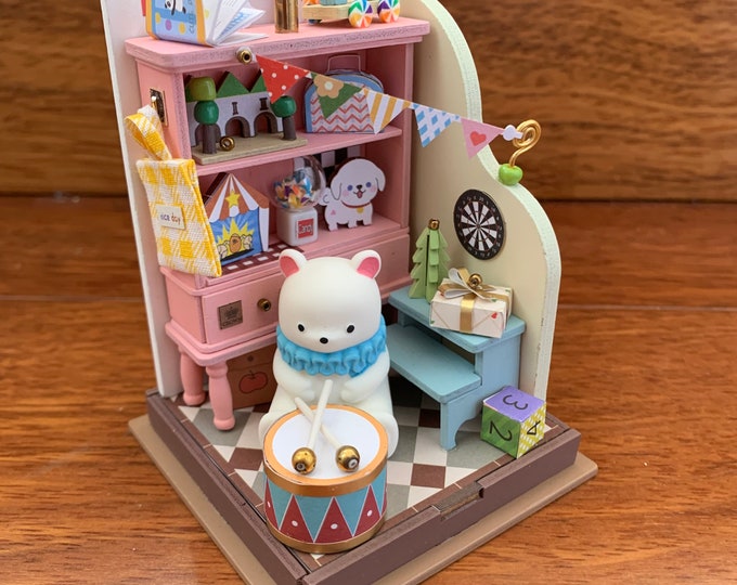 Miniature Toy Room 1:24 scale Bear Drum Candy Machine Present Dart Board Bag Lunch Box Book Pink Cabinet Blue Stairs Horse Block Bunting