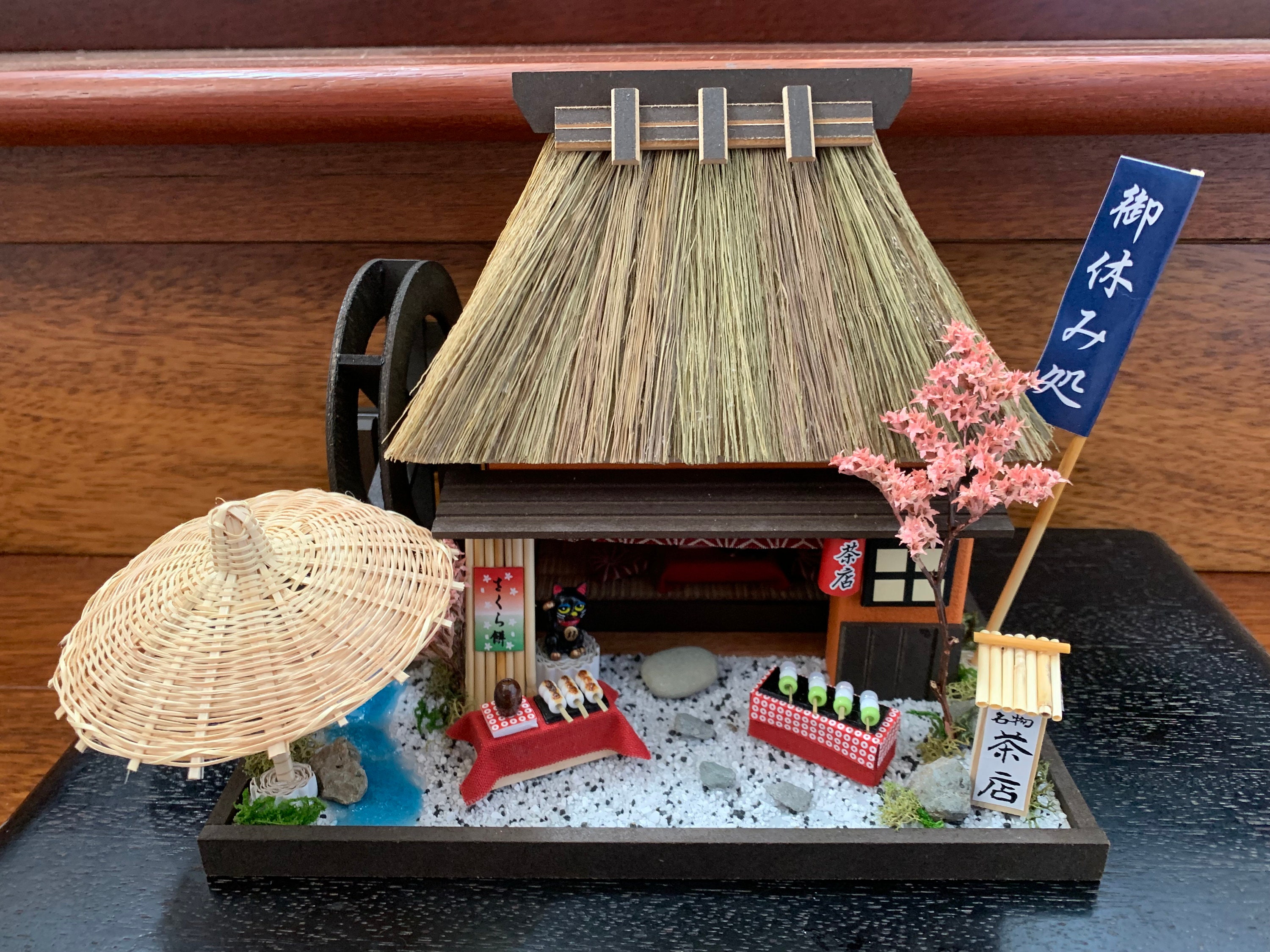 Miniature Japanese Specialty Tea House Thatched Roof Maneki Neko
