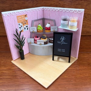 Miniaturowe ciasta piekarnicze Rement, truskawki, winogrona, maliny, makaroniki, czekolada, pomarańcze, ciasteczka, tablica menu, drewniana ekspozycja OOAK