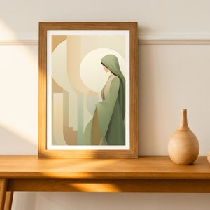 Puede incluir: Una impresión enmarcada de una mujer con una túnica verde de pie frente a un fondo geométrico con tonos beige, marrón y verde.