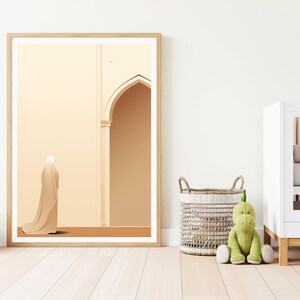 Puede incluir: Una ilustraci&oacute;n enmarcada de una persona con una larga t&uacute;nica fluida de pie frente a una puerta arqueada. El fondo es de color beige claro.