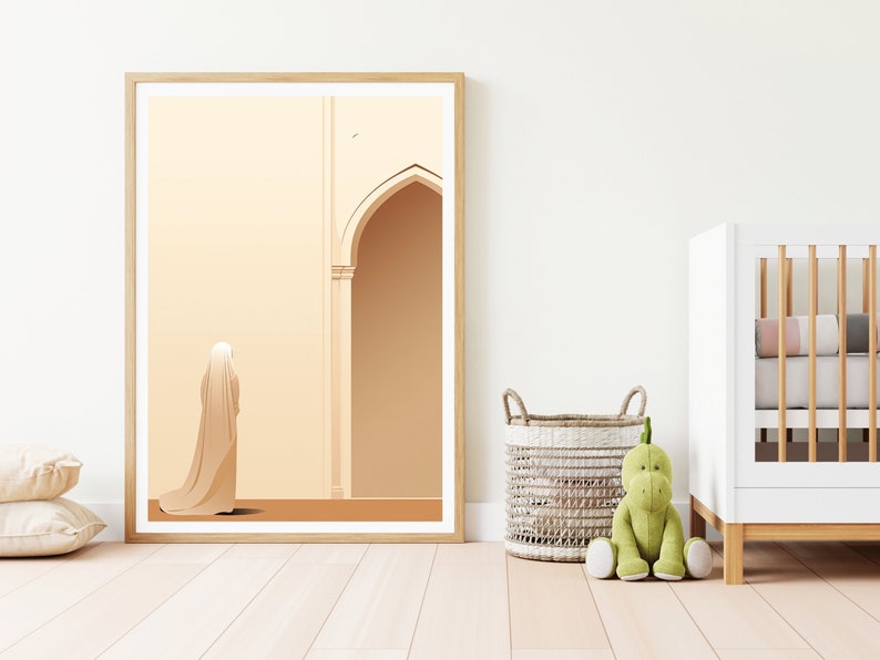 Puede incluir: Una ilustraci&oacute;n enmarcada de una persona con una larga t&uacute;nica fluida de pie frente a una puerta arqueada. El fondo es de color beige claro.