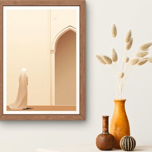 Puede incluir: Una ilustraci&oacute;n enmarcada de una persona con una larga t&uacute;nica blanca de pie frente a una puerta arqueada. El fondo es de color beige claro.