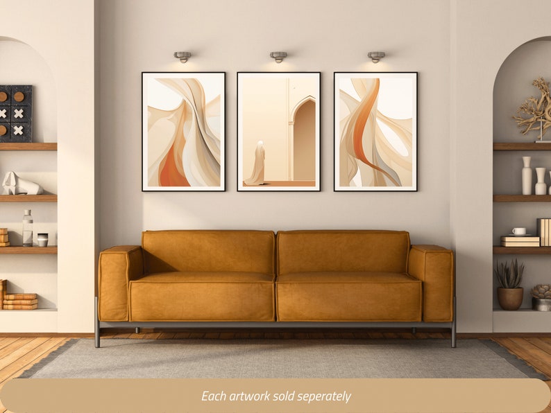Puede incluir: Tres impresiones de arte abstracto en tonos beige y naranja. Las impresiones est&aacute;n enmarcadas en negro y colgadas en una pared blanca sobre un sof&aacute; de cuero marr&oacute;n.