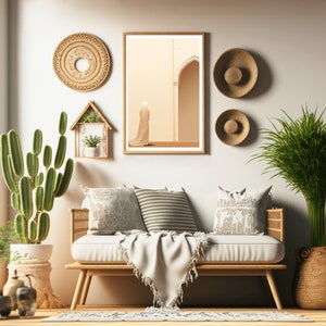 Puede incluir: Un sof&aacute; blanco con una manta blanca y almohadas en una sala de estar con un cactus, una planta en maceta y una impresi&oacute;n enmarcada de una mujer con un vestido blanco de pie en una puerta.