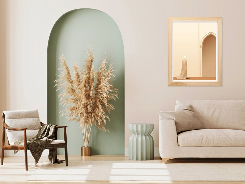 Puede incluir: Un interior de sala de estar con un sof&aacute; beige claro, un sill&oacute;n de madera con una manta de lana marr&oacute;n, una mesa auxiliar verde claro y una impresi&oacute;n enmarcada de una persona con una t&uacute;nica blanca caminando a trav&eacute;s de un arco.