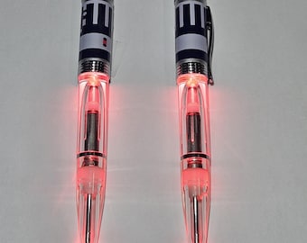Set mit 2 LED Galactic Stiften - Rotlichtern und schwarzer Tinte, Sci-Fi Schwert Design.