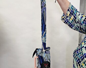 Porte-gobelet Stanley/sac à bandoulière bleu et blanc avec emblème de la destinée, fabriqué au Kenya pour une organisation caritative (23C)