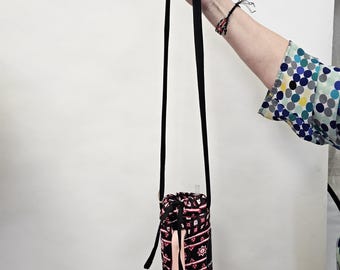 Porte-gobelet Stanley/sac à bandoulière rouge et noir avec emblème Changer la destinée, fabriqué au Kenya pour une organisation caritative (16C)