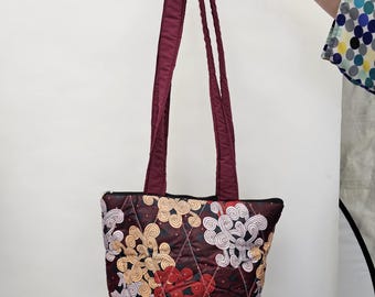 Sac fourre-tout à fleurs bordeaux et rouge avec emblème de Changer la destinée, fabriqué au Kenya pour une association caritative (2S)