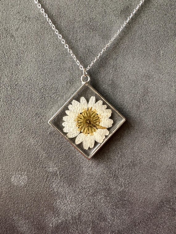Dried pressed large white daisy|Floral necklace|Handmade|Unique gift|Unique artisanal jewelry|Diamond shaped pendant| Timeless statement