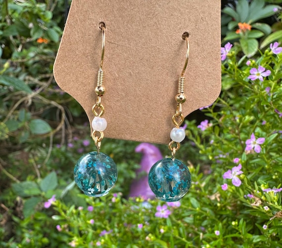 Gold dangle earrings, pearl beaded jewelry, dried pressed Queen Anne's Lace flower,  handcrafted jewelry, nature inspired, vintage charm