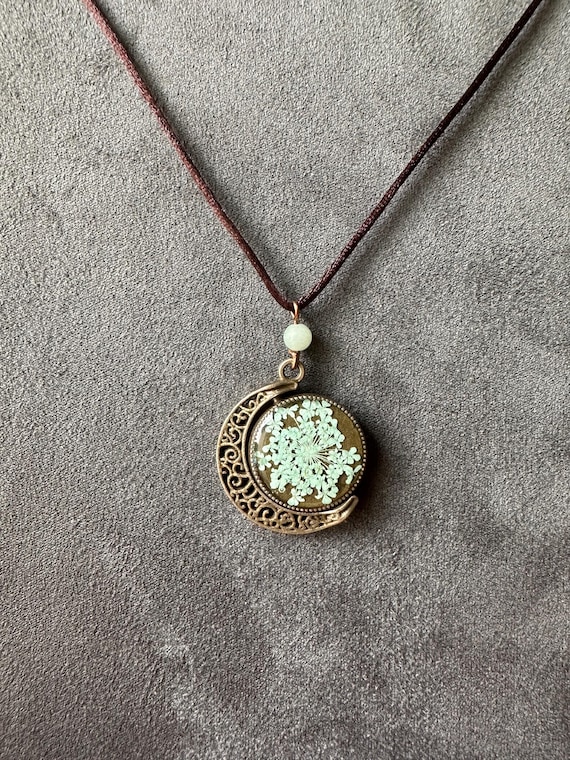 Real pressed mint green Queen Anne's Lace flower|Floral necklace|Handmade|Unique gift|Crescent moon pendant|bohemian charm| Celestial design
