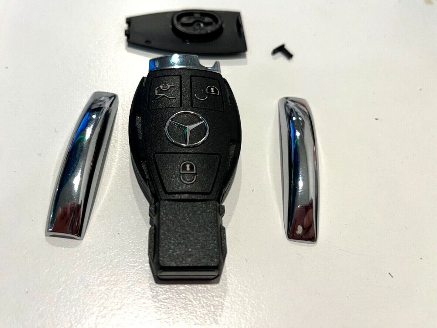 Glossy Silikon Schutzhülle passend für Mercedes-Benz Schlüssel SEK8-M,  11,95 €