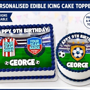 Puede incluir: Dos adornos comestibles para tartas con temática de estadio de fútbol, con el texto HAPPY 9TH BIRTHDAY y GEORGE. Un adorno rectangular y otro circular, ambos decorados con balones de fútbol, una camiseta de equipo y un escudo.