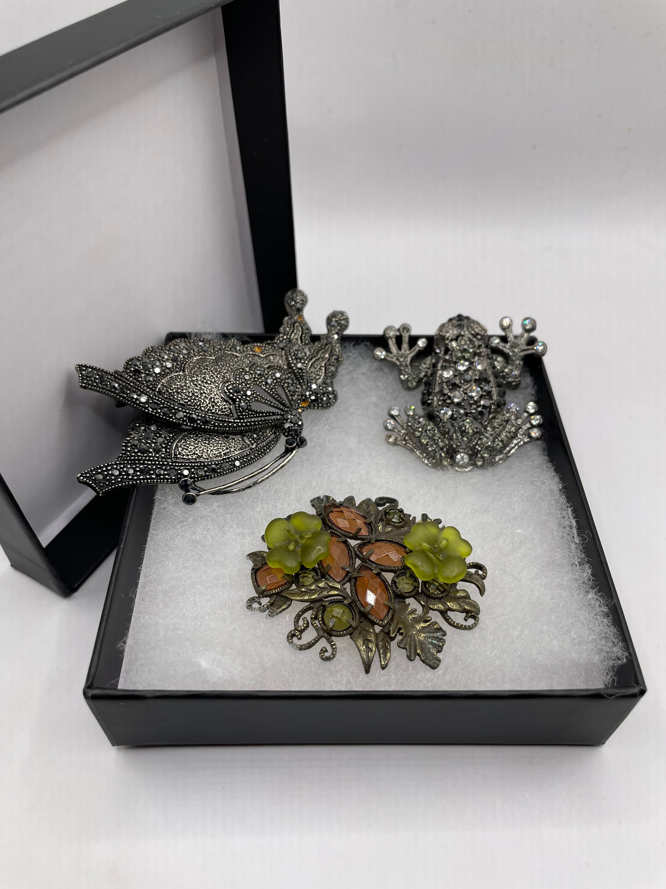 バタフライピンブローチ 楽天市場】ブローチ バタフライ 蝶モチーフ ピン ブローチ レディース