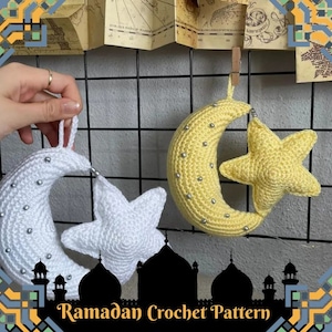 Könnte beinhalten: Zwei gehäkelte Ornamente, ein gelber Halbmond mit einem gelben Stern und ein weißer Halbmond mit einem weißen Stern. Die Ornamente hängen an einem Drahtgitter. Der Text "Ramadan Crochet Pattern" befindet sich am unteren Rand des Bildes.