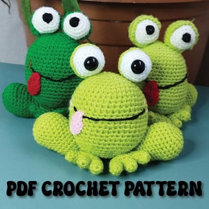Puede incluir: Tres juguetes amigurumi de rana de crochet verde con ojos negros, lenguas rosas y bocas rojas.  Patrón de crochet PDF.