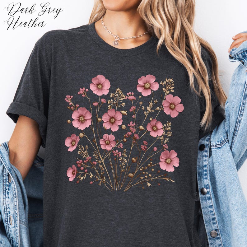 Maglietta rosa tenue con fiori selvatici, maglietta con fiori selvatici, abbigliamento cottagecore floreale, maglietta boho con fiori, maglietta grafica floreale fairycore, top boho immagine 10