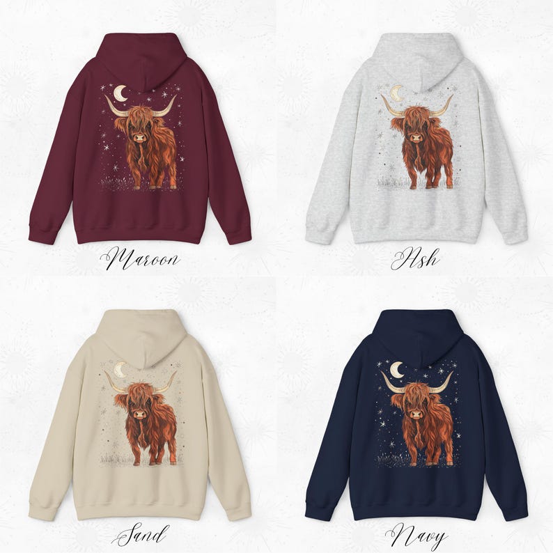 Op de afbeelding: Vier hoodies in bordeauxrood, as, zand en marineblauw. Elke hoodie heeft een aquarel illustratie van een Schotse Hooglandkoe met een maan en sterren. De kleuren zijn met cursieve tekst gelabeld.