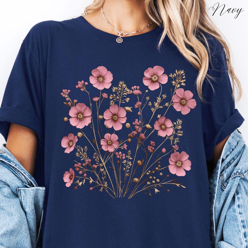 Maglietta rosa tenue con fiori selvatici, maglietta con fiori selvatici, abbigliamento cottagecore floreale, maglietta boho con fiori, maglietta grafica floreale fairycore, top boho immagine 4