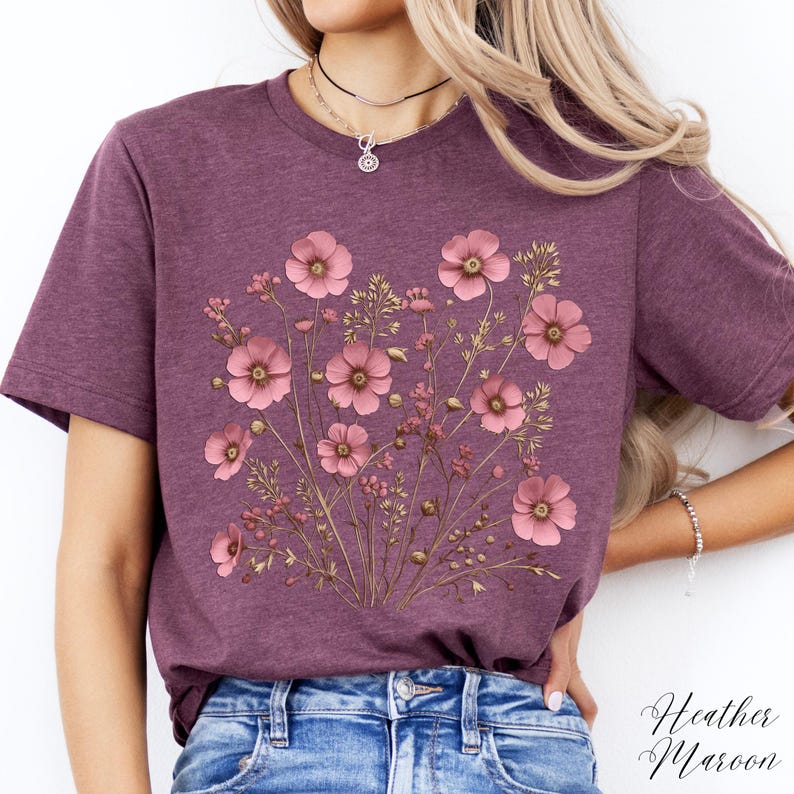Maglietta rosa tenue con fiori selvatici, maglietta con fiori selvatici, abbigliamento cottagecore floreale, maglietta boho con fiori, maglietta grafica floreale fairycore, top boho immagine 7